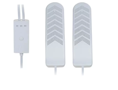 Сушилка для обуви Qualitell ZSC211901 Сушилка для обуви Qualitell ZSC211902 EU. . Небольшое, но очень мощное устройство, которое быстро высушит вашу обувь и носки. В мокрую и дождливую погоду очень легко промочить ноги, а это создает не только неприятные ощущения, но и угрожает здоровью. В сушилку встроен нагревательный PTC-элемент. Простота дизайна и низкое энергопотребление обеспечивают экономичность данного устройства. Немаловажное свойство PTC-элементов – их пожаро- и взрывобезопасность. Поверхность поддерживает постоянную температуру равную 60°C. Данная температура убивает все микроорганизмы и не дает размножаться бактериям, вызывающим неприятный запах. Эта модель оснащена таймером с тремя отрезками времени – 3, 6 и 9 часов. Два нагревательных элемента размещены на двух концах кольцеобразной пластины, которая может равномерно рассеивать тепло, ускоряя испарение воды и заставляя влажную обувь быстро становиться сухой. Поверхность изделия снабжена 1658 отверстиями.