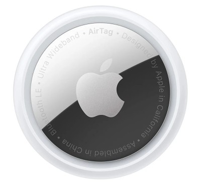 Трекер Apple AirTag белый/серебристый 4 шт Трекер Apple AirTag  привлекает внимание своим небольшим размером и навигационными функциями. AirTag, отслеживаемый на смартфонах или планшетах Apple, позволяет легко находить объекты.  На вопрос AirTag отвечает устройство с батарейным питанием, которое показывает местоположение объекта или человека после команды поиска на смартфоне AirTag. AirTag обеспечивает беспроводное соединение со смартфонами Apple во время установки. С разработанным Apple чипом U1 для точного определения местоположения. Работающие устройства оснащены батарейками таблеточного типа CR2032.  Работает с командой поиска Apple, не подходит для использования со смартфонами на базе Android.  Имеет инфраструктуру GPS. 120-метровый Bluetooth-локатор объектов может достигать неограниченного расстояния благодаря функции GPS.  AirTag, используемый в соответствии с инструкцией по очистке и установке, может обеспечивать высокую эффективность в течение многих лет. Широкополосная технология Apple быстро проецирует на экран расстояние до  объекта в метр