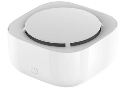 Фумигатор Xiaomi Mijia Mosquito Repellent Smart Version 2 WX10XM белый Фумигатор Xiaomi Mijia Mosquito Repellent Smart Version 2 WX10XM более стабильная связь и увеличенное время работы от батареек. Настройка расписания со смартфона, умное и экономное отпугивание комаров. Работает от батареек и через кабель USB. 135 ночей под защитой. Работает с Mi Home  приложение  позволяет без труда задать ему расписание работы, посмотреть оставшийся ресурс пластинки или заряд батареек.  Химические компоненты пластинки содержат в себе пиретроиды, которые при испарении эффективно отпугивают комаров. Всего одного умного фумигатора Mijia хватит для помещения объемом до 28 м³. Для  лучшего эффекта рекомендуется закрыть окна. Незаметная и бесшумная работа. Во время работы уровень шума встроенного в фумигатор вентилятора составляет всего 24 дБ(А).  Одной пластинки умного фумигатора Mijia хватит на 1080 часов работы.
