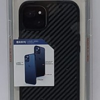 Накладка для i-Phone 13 Sulada пластик под карбон черная