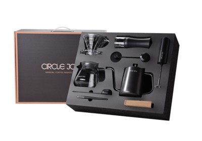Подарочный набор для кофе Circle Joy Manual Coffee Maker Set 9 in 1 (CJ-CFS01) Подарочный набор для кофе Circle Joy Manual Coffee Maker Set 9 in 1 (CJ-CFS01)  это стильный и элегантный способ приготовить кофе дома. Красивое и функциональное дополнение к коллекции любителя кофе. Ручная кофемолка позволит вам насладиться вкусным свежемолотым кофе в любом месте и в любое время.  Жернова кофемолки выполнены из нержавеющей стали с помощью технологии сверхточной резки ЧПУ. Обладают высокой прочностью и твердостью до 58-65 HRC. Точное расстояние между зубьями сердечника обеспечивает высокую точность и равномерность измельчения кофейных зерен. Центральная ось усилена двойными шариковыми подшипниками, которые обеспечивают плавное и эффективное вращение рукоятки. Чайник из нержавеющей стали и лебединой шеей позволяет  добиться точного контроля  потока, лёгкого управления завариванием и извлечением желаемого вкуса. Ребристый фильтрующий стакан и британский заварник, чтобы вкус вашего кофе был ещё более насыщенным. Автоматически вспенивайте молоко одним щелчком наслаждайтесь кремовой текстурой.