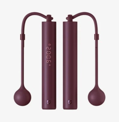 Умная скакалка Xiaomi Mijia Smart Skipping Rope XMSR-P803 Красная Умная скакалка Xiaomi Mijia Smart Skipping Rope
Инновационное устройство для занятий спортом с уникальными возможностями. Благодаря специальным грузикам на ручках, она имитирует тактильные ощущения, что позволяет наслаждаться полезными упражнениями без ущерба для здоровья. Скалка синхронизируется с смартфоном по Bluetooth 5.0, что дает возможность отслеживать результаты тренировок в мобильном приложении, которое также содержит видеоуроки от профессиональных тренеров.
Использование с тросом и без
Скалка Xiaomi Mijia Smart Skipping Rope – инновационное решение для людей, столкнувшихся с ограничениями пространства в своих домах. Эта скакалка оснащена уникальной функцией съемного троса, что делает ее идеальным выбором для тех, кому не хватает места для свободных движений при использовании традиционной скакалки.