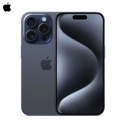 Apple iPhone 15 Pro 256Gb (Blue Titanium) Смартфон Apple iPhone 15 Pro получил дисплей диагональю 6,1 дюйма, выполненный по технологии Super Retina XDR. Разрешение — 2556x1179 пикселей, яркость достигает 2000 кд/м², контрастность составляет 2000000:1 — изображение четкое, детализированное и насыщенное. Частота обновления 120 Гц обеспечивает плавность отображения любого динамичного контента. Экран защищает прочное стекло Ceramic Shield. В основе — шестиядерный процессор A17 Pro. Объем встроенной памяти для хранения данных — 128 Гб. Смартфон работает с nano-SIM и e-SIM в сетях вплоть до 5G. Предусмотрена поддержка Wi-Fi для выхода в Сеть там, где есть точка доступа, Bluetooth версии 5.3 для связи с совместимыми устройствами и NFC для бесконтактной оплаты и других задач. Основная камера тройная: 48/12/12 Мп. Она способна снимать в разрешении до 4К (3840x2160 пикселей). Оптический зум на увеличение и на уменьшение, цифровая и оптическая стабилизация и вспышка помогут получить отличные результаты в любых условиях. Фокус при съемке портретов можно менять уже после того, как сделан снимок. Для селфи и видеосвязи предназначена фронтальная камера на 12 Мп. Смартфон снабжен универсальным портом USB Type-C, соответствующий кабель для зарядки прилагается. Доступна также беспроводная и быстрая зарядка, поддерживается технология MagSafe. Корпус выполнен из авиационного титана, внутренняя рама — из алюминия (100% переработки), задняя панель отделана стеклом. На боковой панели размещена кнопка Action Button, отвечающая активацию беззвучного режима, включение камеры, фонарика и прочих функций. Заявлена защита по стандарту IP68 — смартфон может без вреда для себя погружаться на глубину до 6 м.