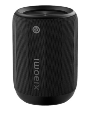 Bluetooth колонка Xiaomi Bluetooth Speaker Mini BT5.3/11ч ASM01A черный Bluetooth колонка Xiaomi Bluetooth Speaker Mini BT5.3/11ч ASM01A  это портативная акустика, которая обеспечивает мощное звучание и эффектные световые эффекты. Мощные басы и широкий акустический диапазон
2 полнодиапазонных динамика по 6 Вт каждый обеспечивают разнонаправленное звучание на 360°, создавая мощную громкость и широкое акустическое поле. Встроенная аудиотехнология Xiaomi позволяет пользователям настраивать различные звуковые эффекты и вручную регулировать частотную характеристику. В верхней части динамика установлено 1 кольцо светодиодной подсветки RGB, синхронизирующейся с музыкой. Пользователи могут настроить до 4 световых эффектов с помощью приложения Mijia. Новейший чип Bluetooth 5.3 обеспечивает стабильную передачу музыки, где бы вы ни находились. Аккумулятор емкостью 2000 мАч гарантирует длительное время работы без подзарядки. Xiaomi Bluetooth Speaker Mini (ASM01A) обладает пыле-водонепроницаемостью по стандарту IP67, что делает ее надежной для использования на открытом воздухе.