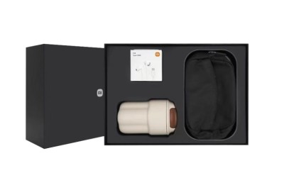 Подарочный набор Xiaomi Selected Gift Box (наушники, сумка, кофейная чашка) Подарочный набор Xiaomi Selected Gift Box (наушники, сумка, кофейная чашка) - эксклюзивный подарочный комплект, который порадует любителей бренда. В стильной черной коробке покупатель получит термокружку, проводные наушники Xiaomi и сумку. С термокружкой от Xiaomi ваш напиток всегда будет теплым, даже в самых холодных условиях. Объем достаточен для вашего любимого чая, кофе или другого напитка, а технология сохранения тепла обеспечивает комфорт в любой ситуации. Cумочка позволяет держать под рукой гигиенические и бритвенные принадлежности. Наушники Xiaomi Type-C

Большой динамик диаметром 12,4 мм в сочетании с профессиональными звуковыми эффектами и тщательной настройкой команды обеспечивает более чистый и детальный звук, делая каждую ноту четкой и яркой.