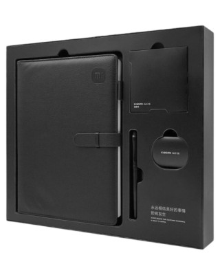 Подарочный набор Xiaomi Exclusive Gift Box (наушники, тетрадь, ручка, кабель) Подарочный набор Xiaomi Exclusive Gift Box (наушники, тетрадь, ручка, кабель) -  фирменный подарочный набор, содержит в себе беспроводные наушники Xiaomi Air 3 SE, блокнот с кожаной оплеткой и фирменную ручку. Стильный подарочный набор станет отличным подаркомдля девушек и для мужской половины. Наушники Xiaomi Air3 SE обладают простой лаконичной формой с приятной глянцевой поверхностью, удобной конструкцией, продолжительным временем автономной работы. Вместе зарядным кейсом наушники обеспечат до 24 часов звучания, отдельно наушники могут работать до 6 часов. Беспроводные наушники Xiaomi Air 3 SE имеют привлекательный дизайн и легкий вес. Благодаря чипу Bluetooth 5.3 достигается стабильное соединение и высокое качество передачи звука. Имеют функцию улучшения басов. Фирменный блокнот в кожаной оплетке поможет вам записывать важные даты, заметки и будет полезен в корпоративной работе. А чтобы он прослужил вам еще дольше после заполнения страницы можно заменить на стандартные.