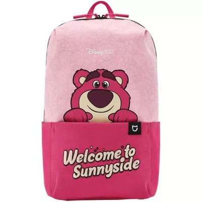 Рюкзак Xiaomi Mijia Wellcome to Sunnyside (ограниченная серия к 100-летию Диснея) MJIPB01RM розовый Рюкзак Xiaomi Mijia Wellcome to Sunnyside (ограниченная серия к 100-летию Диснея) 10L   выполнен в необычном дизайне с изображением медведя Lotso. Сшит он из полиэстера – износостойкого и водоотталкивающего материала. Внутри рюкзака основное отделение объемом 10 литров в котором можно хранить смартфон, наушники, фотоаппарат или планшет с диагональю до 10". С наружной стороны расположены карманы, в которых удобно хранить бутылку с водой.  Сшит из износостойкого полиэстера, практически не подверженного мелким механическим повреждениям и истиранию волокон. Кроме того, это водоотталкивающий материал: влага собирается на поверхности каплями и просто стекает с ткани, а не впитывается благодаря чему небольшой дождь не намочит ваши вещи. Регулируемые лямки обеспечивают плотное прилегание рюкзака, распределяя его вес равномерно. Спинка и лямки в местах соприкосновения с телом человека обшиты мягким материалом.