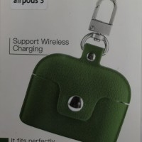 Силиконовый чехол для AirPods 3 с кнопкой и карабином зеленый