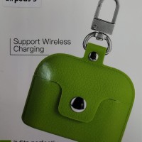 Силиконовый чехол для AirPods 3 с кнопкой и карабином салатовый