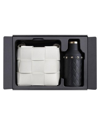 Подарочный набор Xiaomi Fashion Gift Box (термос, чехол для термоса, плетеная сумка) Подарочный набор Xiaomi Fashion Gift Box (термос, чехол для термоса, плетеная сумка). Подарочный набор Xiaomi Trendy Gift Box - это утонченный набор, который сочетает в себе функциональность и стиль, предоставляя идеальное сочетание практичности и элегантности. Плетеная сумочка молочного цвета.
Изготовленная из белой эко кожи, эта стильная женская сумка в стиле корабельного волокна станет неотъемлемым аксессуаром в повседневной жизни. Сочетание изысканного дизайна и прочных материалов делает эту сумку отличным выбором для тех, кто ценит не только внешний вид, но и долговечность. Термос 380 мл + чехол
С этим термосом от Xiaomi ваш напиток всегда будет теплым, даже в самых холодных условиях. Объем 380 мл достаточен для вашего любимого чая, кофе или другого напитка, а технология сохранения тепла выше 40 градусов в течение 6 часов обеспечивает комфорт в любой ситуации. Защитите ваш термос от повреждений с помощью стильного чехла из кожи.