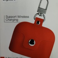 Силиконовый чехол для AirPods 3 с кнопкой и карабином красный