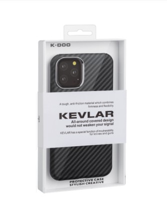 Накладка для i-Phone 15 Pro K-Doo Mag Kevlar карбон черная Накладка для i-Phone 15 Pro K-Doo Mag Kevlar. Для создания чехла использован новейший материал T2PP, он повышает прочность и при этом очень мало весит. Ультра легкий - вес меньше 9 грамм. Ультратонкий имеет профиль 0.45 мм, как бумажный лист формата А4. Чехол имеет высокие показатели устойчивости к появлению царапин и других дефектов, а также не оставляет отпечатков пальцев. Идеальная подгонка - каждая кнопочка и отверстие чётко по размеру. Благодаря текстуре материала он эффективно отводит тепло от телефона. Чехол не будет создавать помех при работе с Apple Pay, GPS, WiFi, Беспроводной зарядкой и принятии сигналов. Чехол из кевлара следует не только современным тенденциям стиля, но и в полной мере отвечает требованиям качества. Премиальный дизайн умело подчеркивает изящество изделия и при этом его строгий характер; уникальную прочность конструкции и совершенно немыслимую легкость.