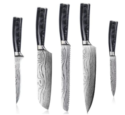 Набор кухонных ножей Xiaomi Spetime 5-Piece Steel Kitchen Knife Set G05-BL (5 ножей) зеленый Набор кухонных ножей Xiaomi Spetime 5-Piece Steel Kitchen Knife Set G05-BL (5 ножей) черный. Лезвия ножей выполнены из высокоуглеродистой нержавеющей стали, которая долго не изнашивается, противостоит коррозии и не тускнеет со временем. Эргономичные ручки создают идеальный баланс и позволяют минимально напрягать руку во время использования. Такой набор станет хорошим подарком для семьи на новый год, годовщину или другой праздник, или ко дню рождения, человеку, который любит готовить.В посудомойке мыть нельзя.